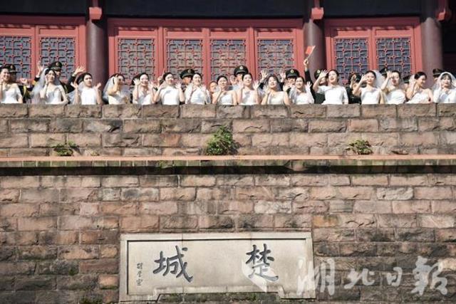 |架起“钢铁鹊桥”！中部战区陆军某舟桥旅为40对新人补办浪漫婚典