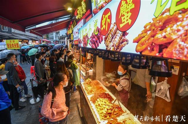 |秋雨挡不住游客热情！长假第三天户部巷里欢乐多