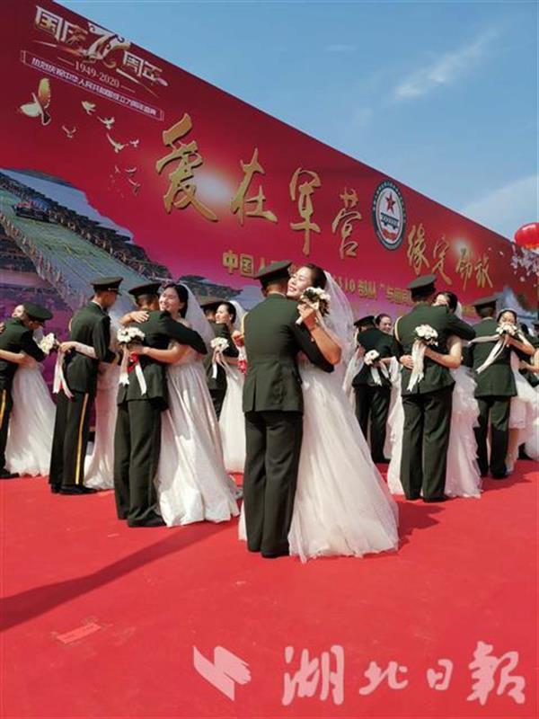 |架起“钢铁鹊桥”！中部战区陆军某舟桥旅为40对新人补办浪漫婚典