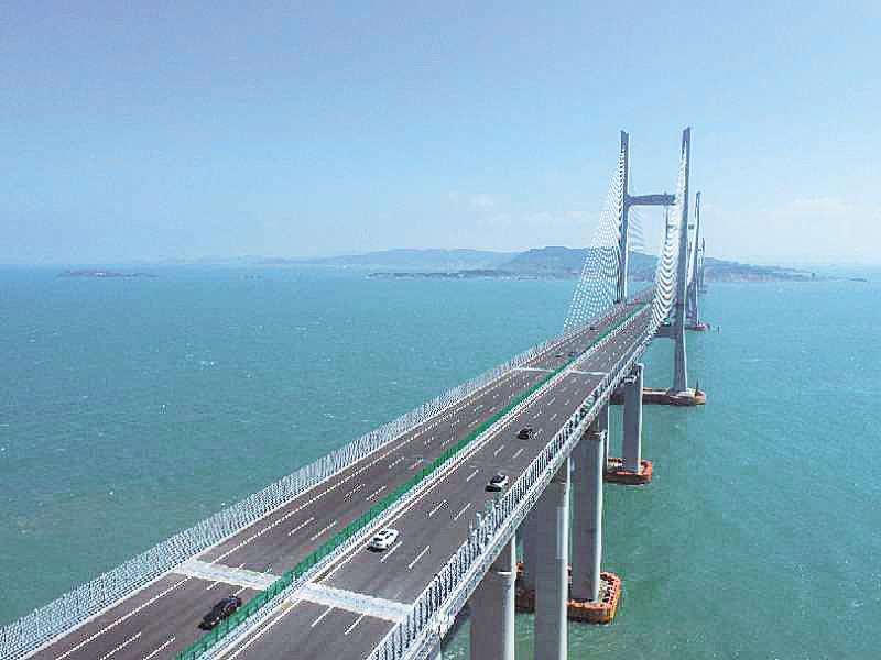 在鄂央企设计承建 世界最长跨海峡公铁两用大桥试通车