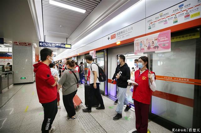 |武汉地铁新规实施首日实行“柔性执法”，对违规行为以提醒劝导为主