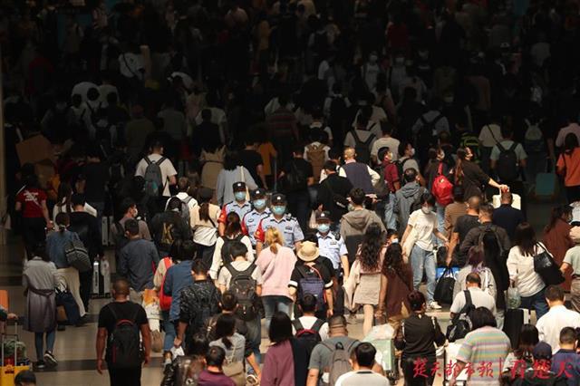 |三大火车站发送旅客创疫情防控以来新高，武汉铁警护航客流高峰