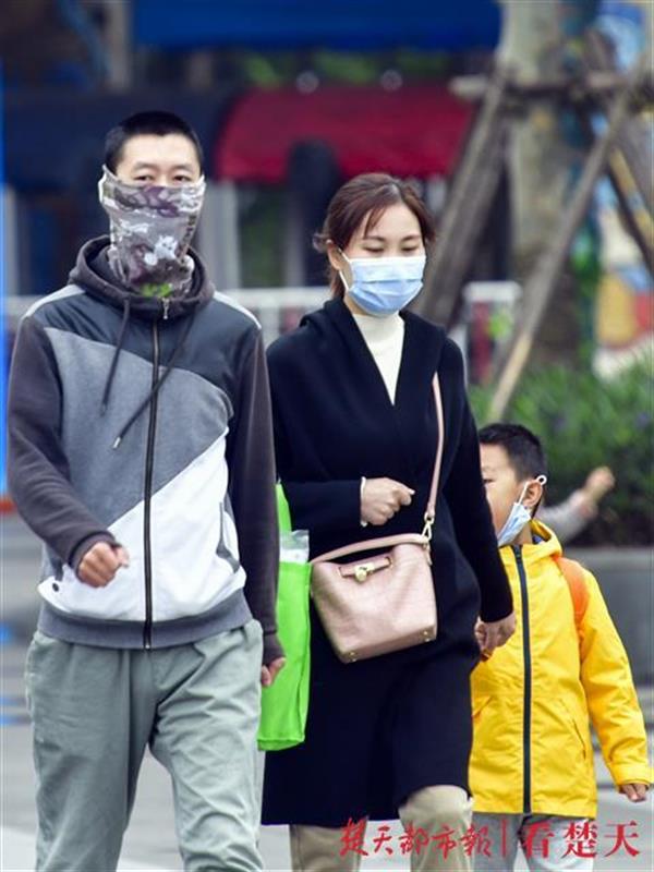 |秋雨来袭气温降，游客江城“打卡”游兴不减