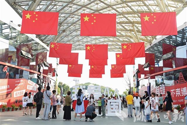 |国庆首日欢乐谷迎数万名游客