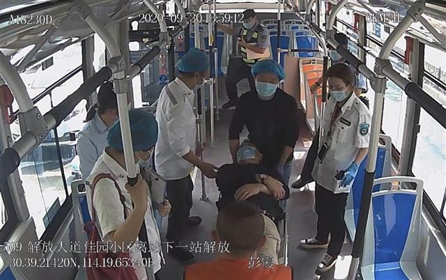 |乘客公交车上突发疾病，司乘细心照顾转危为安