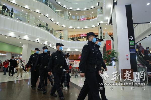 |每日万余名警力在岗坚守 武汉“双节”期间社会治安平稳