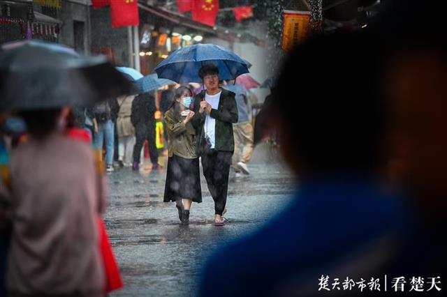 |秋雨挡不住游客热情！长假第三天户部巷里欢乐多