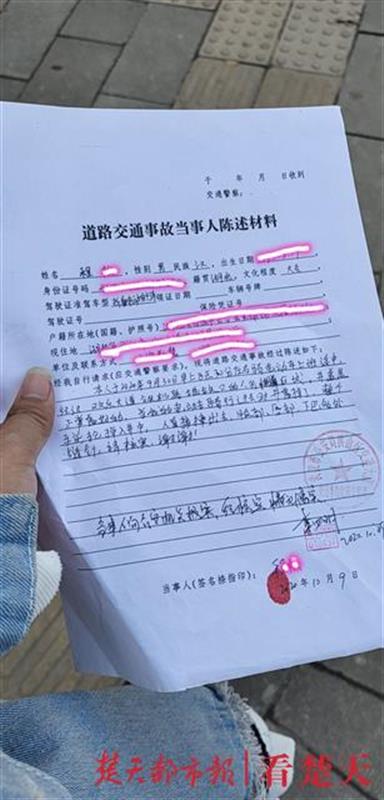 |上班路上井盖突然歪斜，骑车男子摔伤，事发10多天无人担责