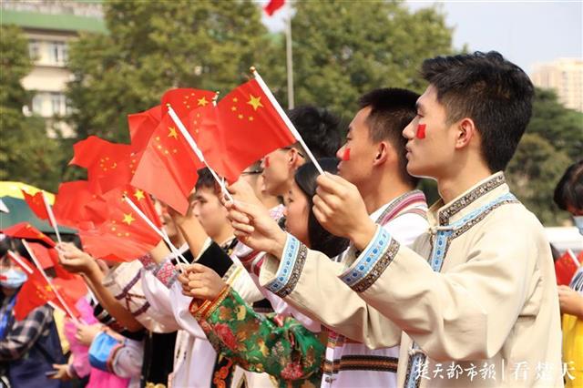 |牛圈里练功，路灯下看书，三名藏族青年“跳”出山村“舞”进大学