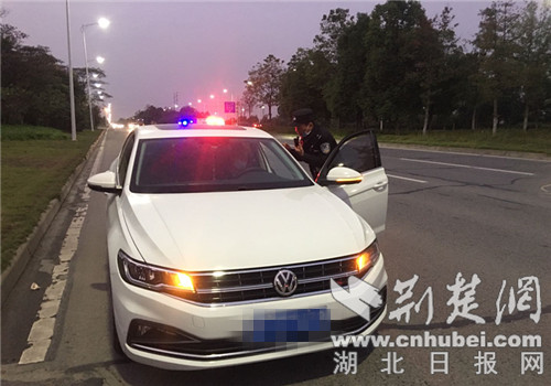 |女士突发心脏衰竭 襄阳东津民警火速救援