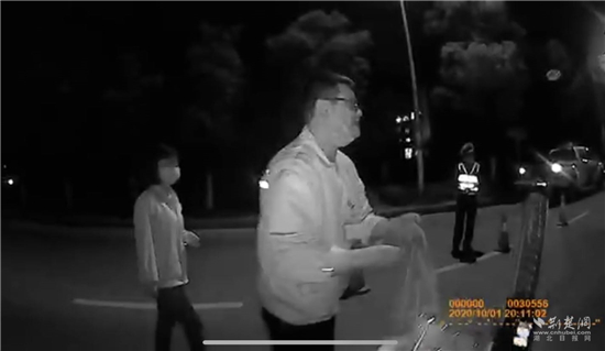 |黄石交警中秋夜查酒驾市民送来暖心月饼