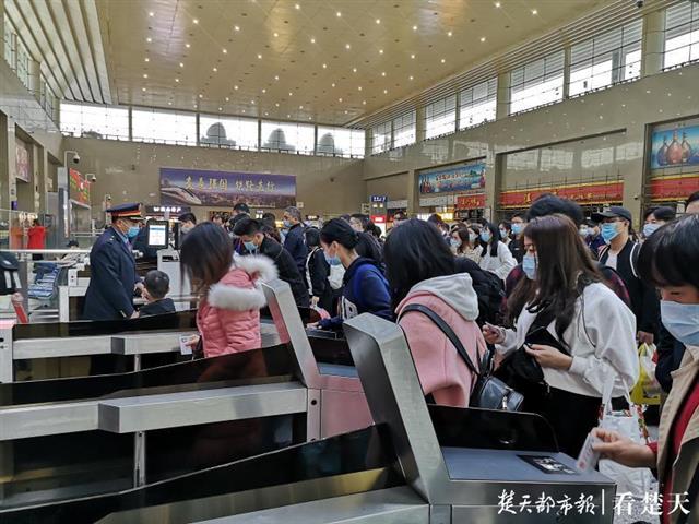 |铁路今起迎来返程客流高峰，8日武铁将加开148个班次提升运力