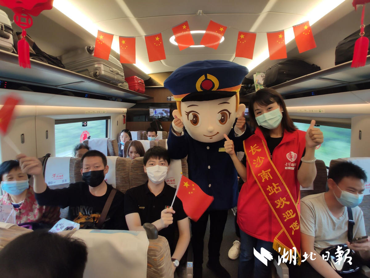 |坐着高铁看中国 | 国庆遇上中秋，高铁上遇见你