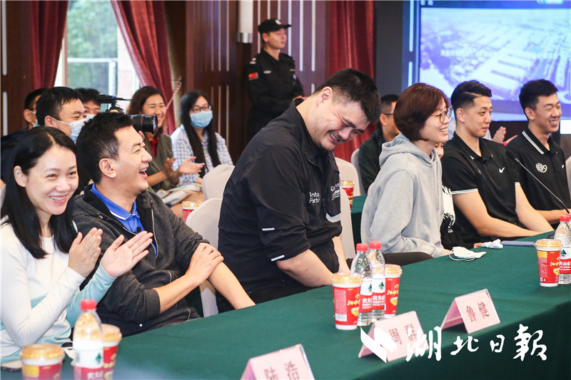 |姚明等姚基金一行探访火神山医院并向医护球迷赠送篮球装备