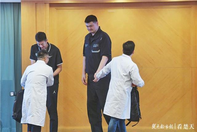 |姚明携国家队球员走进火神山医院，向抗疫英雄致敬