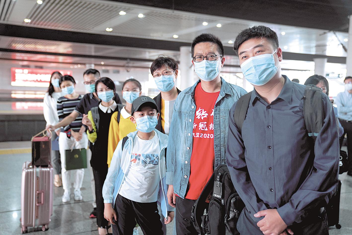 |G1773次列车上江苏援鄂医护人员回来了一路向西去湖北去武汉