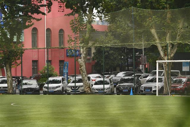 |“开源”又“挖潜”！多家医院上天入地破解停车难，专家支招：市民转变观念是关键