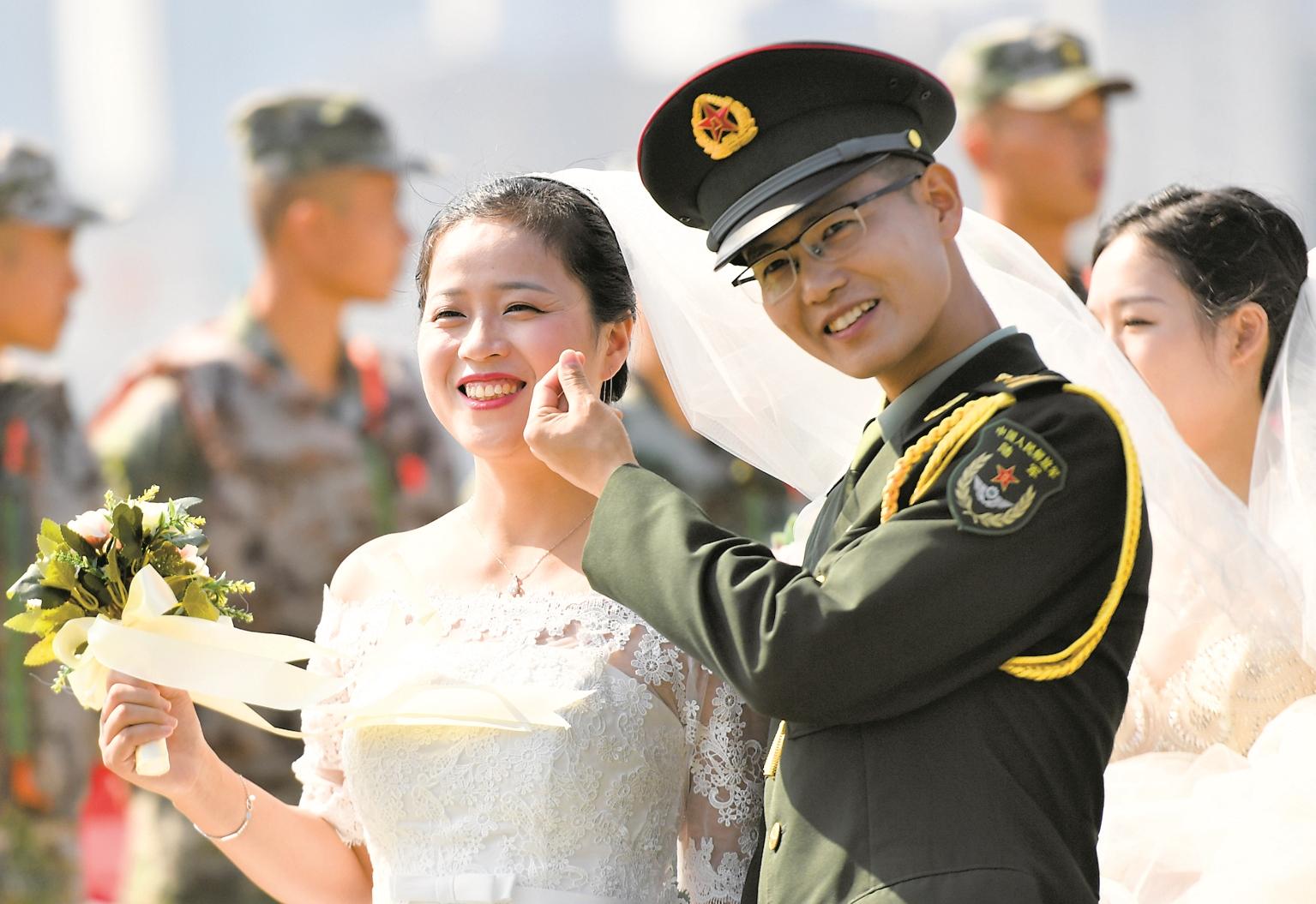 |舟桥官兵集体办婚礼：誓为鹊桥之仙 此情东湖可鉴（组图）