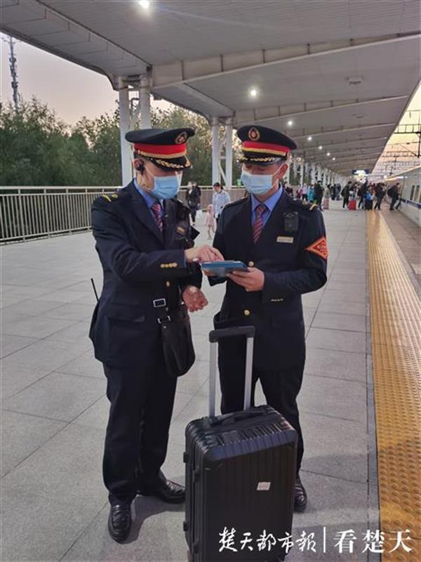 |两只箱子太像！女子坐动车错拿男乘客行李，列车员紧急调度箱子各归其主