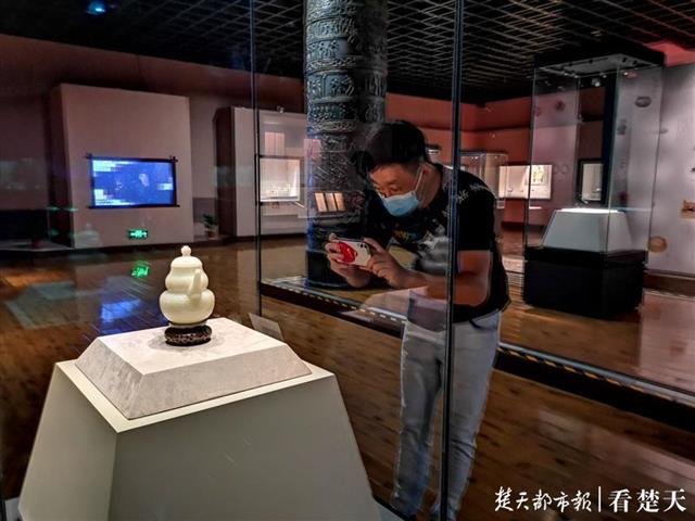 |参与两家方舱医院建设，志愿者陈雪峰盼儿子以后来武汉上大学