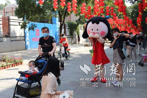 |长假首日武昌昙华林人头攒动时尚古城游人如织