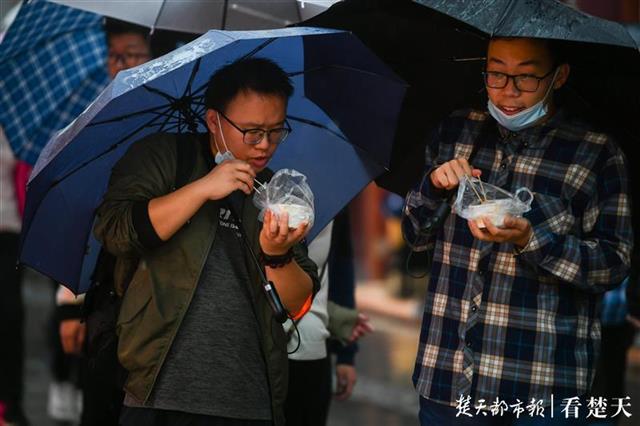 |秋雨挡不住游客热情！长假第三天户部巷里欢乐多
