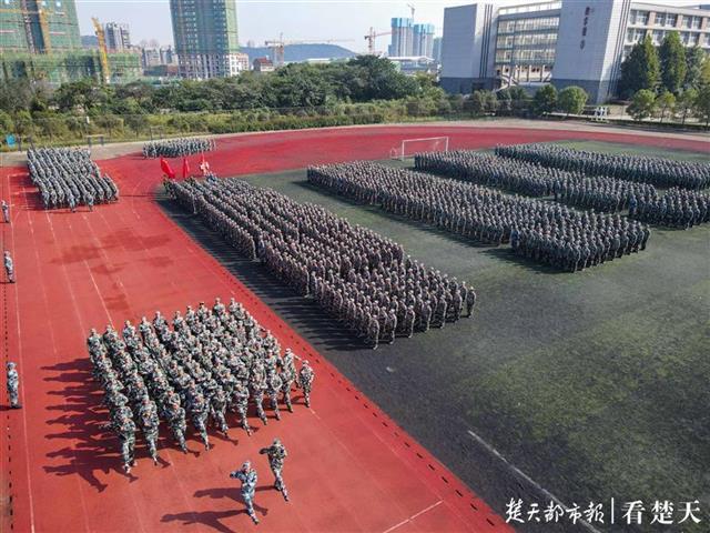 |开学典礼上，千名新生摆方阵表白祖国