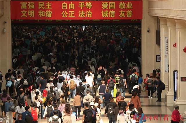 |三大火车站发送旅客创疫情防控以来新高，武汉铁警护航客流高峰