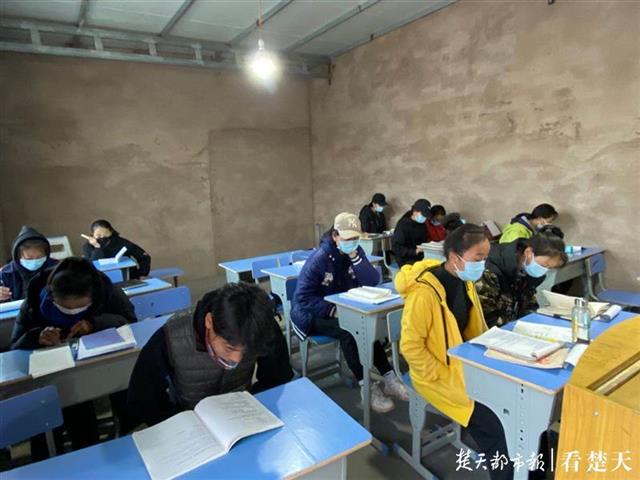 |牛圈里练功，路灯下看书，三名藏族青年“跳”出山村“舞”进大学