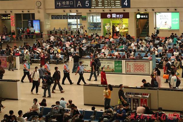 |三大火车站发送旅客创疫情防控以来新高，武汉铁警护航客流高峰