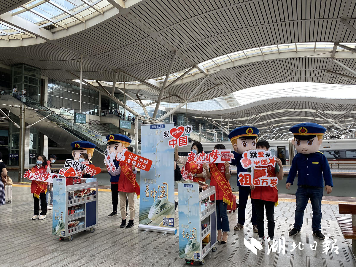 |坐着高铁看中国 | 国庆遇上中秋，高铁上遇见你