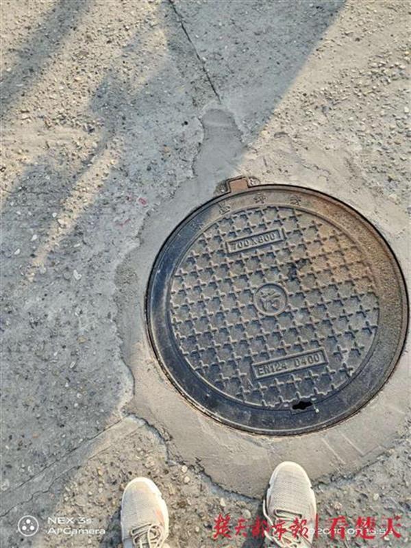 |上班路上井盖突然歪斜，骑车男子摔伤，事发10多天无人担责