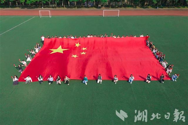 |我和国旗合个影！湖大学子庆祝祖国生日