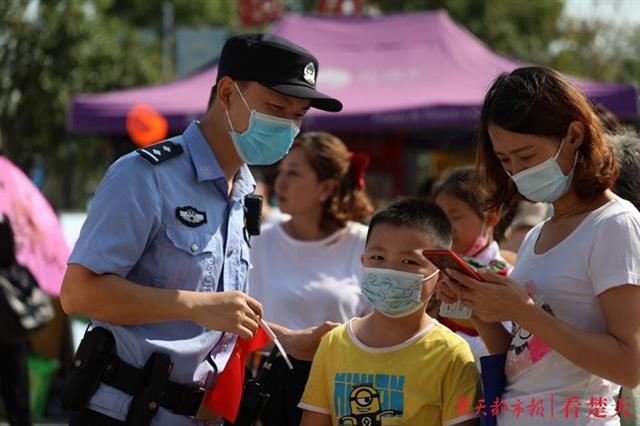 |湖北警方抗疫先锋“双节”护平安 ，冲锋队民警挑重担包揽凌晨巡逻任务