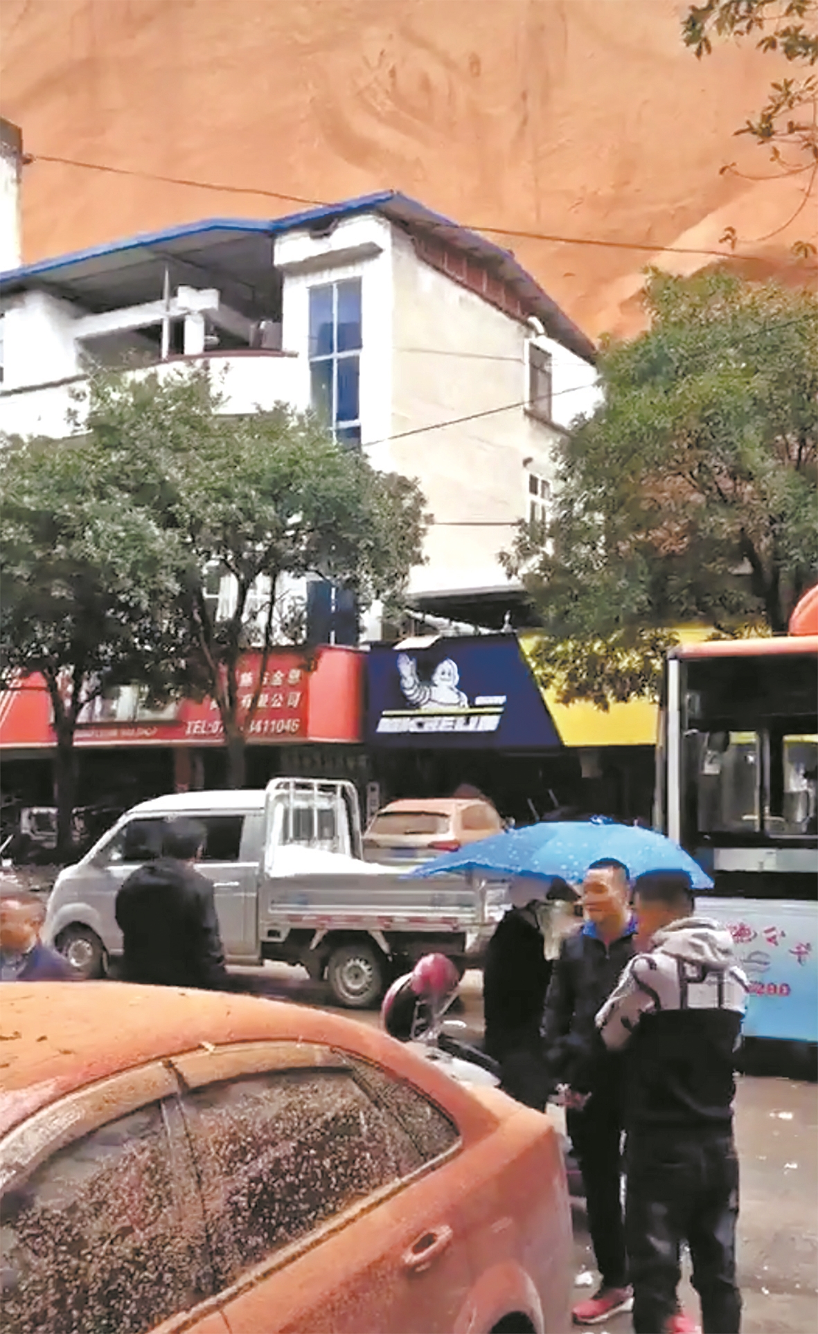 |恩施清江畔闹市路边山体塌方 目前1人遇难1人轻伤 当地展开紧急救援