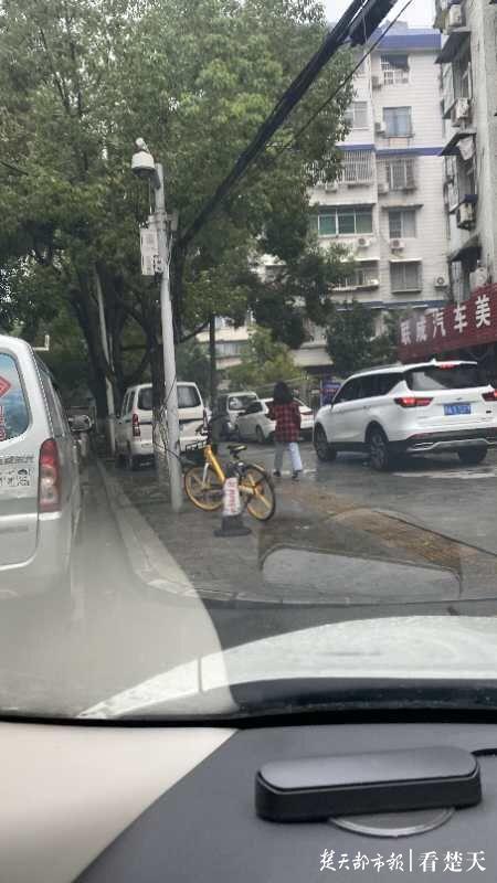 |14岁少女负气离家出走，民警通宵达旦将其找到与家人团圆