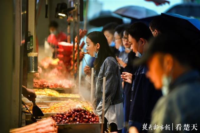|秋雨挡不住游客热情！长假第三天户部巷里欢乐多