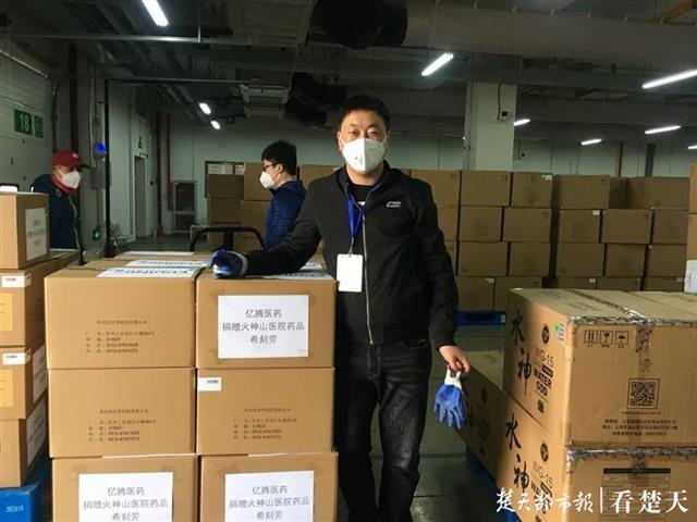 |参与两家方舱医院建设，志愿者陈雪峰盼儿子以后来武汉上大学