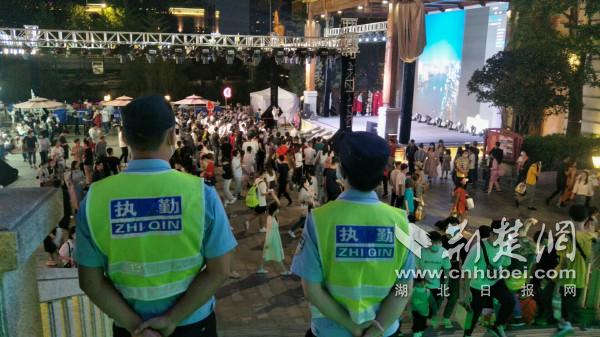 |每日万余名警力在岗坚守 武汉“双节”期间社会治安平稳