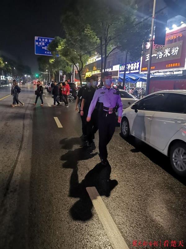 |湖北警方抗疫先锋“双节”护平安 ，冲锋队民警挑重担包揽凌晨巡逻任务