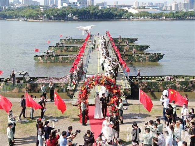 |架起“钢铁鹊桥”！中部战区陆军某舟桥旅为40对新人补办浪漫婚典