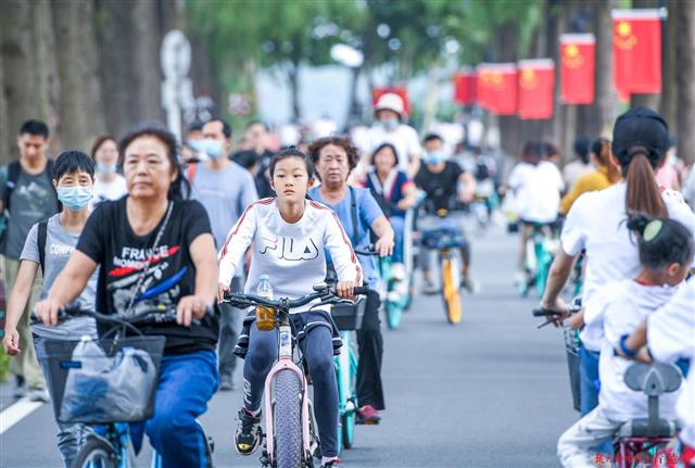 |双节同庆，东湖绿道好“热”