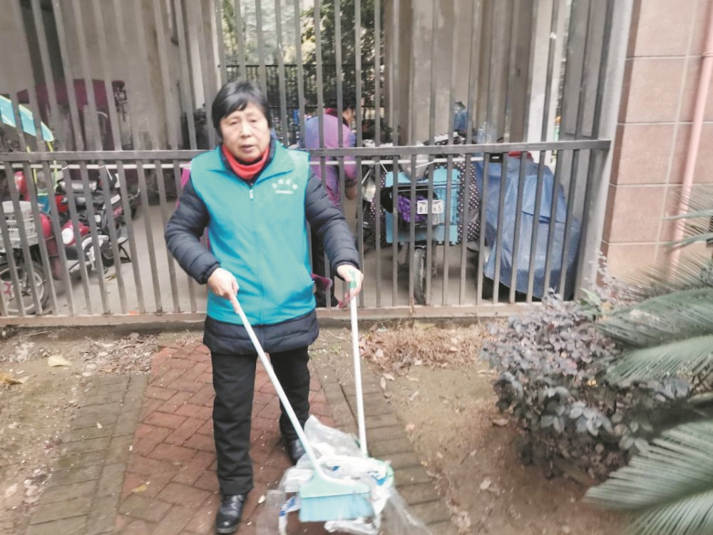 |组建夜巡队守护小区安全 为独居老人送菜上门 东北大妈为邻解忧不言苦累