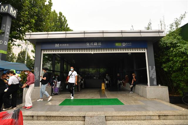 |“开源”又“挖潜”！多家医院上天入地破解停车难，专家支招：市民转变观念是关键