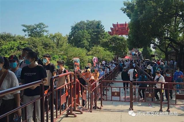 |“十一”黄金周首日人气火爆 武汉热门景区临时调高预约量