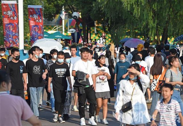 |国庆首日欢乐谷迎数万名游客