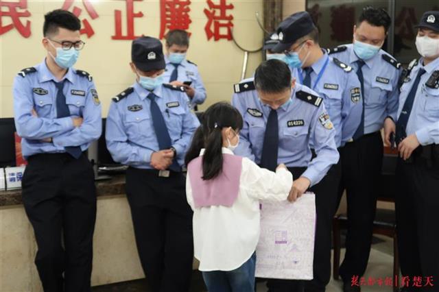 |暖心！萌娃夜闯警务站，竟是为了给他一个惊喜