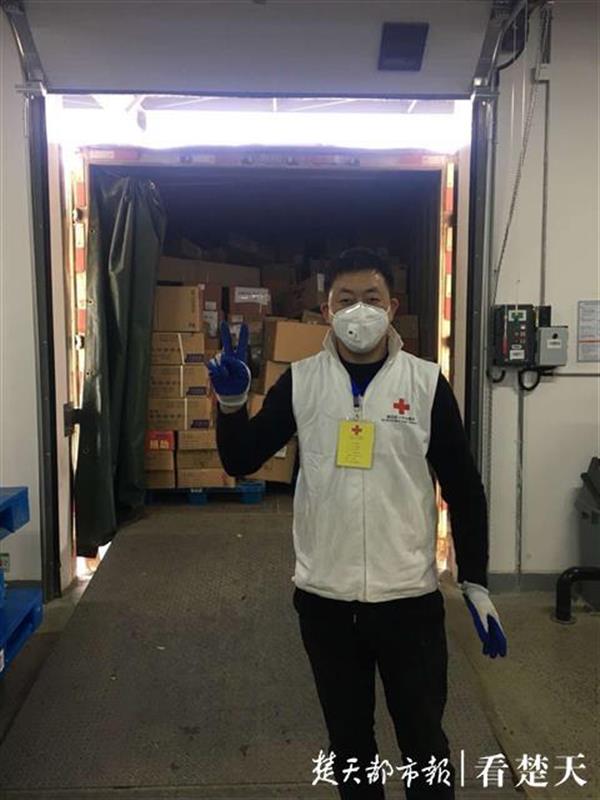 |参与两家方舱医院建设，志愿者陈雪峰盼儿子以后来武汉上大学