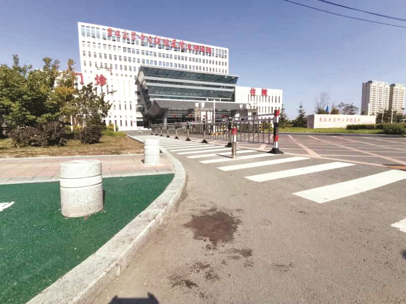 |医院门口发生车祸值班医生拒绝出诊 院方解释称“值班时间不能脱岗”