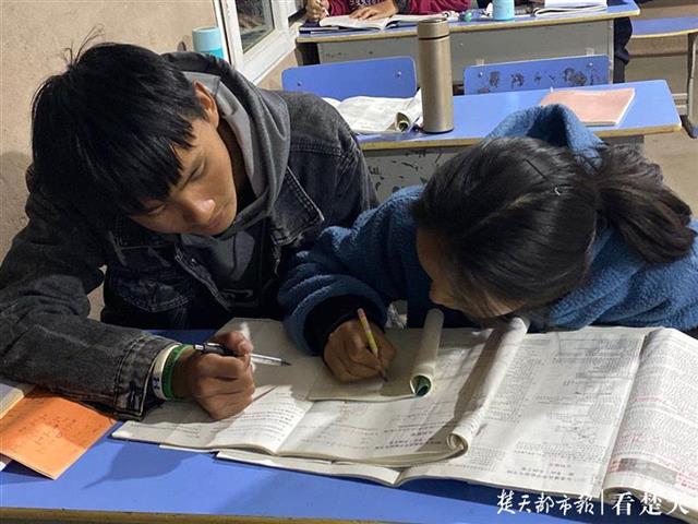 |牛圈里练功，路灯下看书，三名藏族青年“跳”出山村“舞”进大学